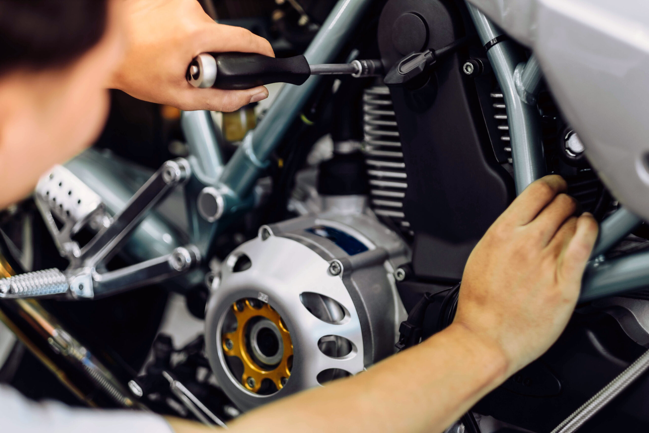 mecanicien-reparant-une-moto-au-garage (1)